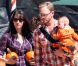 Ian Ziering et sa femme Erin se sont rendus avec leur petite Mia à la  ferme de "Mr Bones Pumpkin" à Los Angeles, le 8 octobre 2011