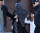 Madonna, camouflée sous un châle, sort du Centre de la Kabbale à New York le 8 octobre 2011, en compagnie de son fils David