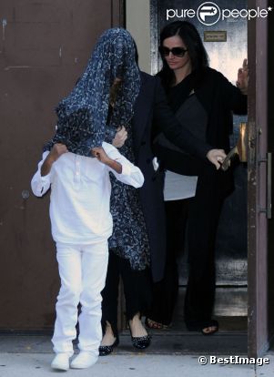 Madonna sort du Centre de la Kabbale en compagnie de son fils David à New York le 8 octobre 2011