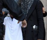 Madonna, bien cachée sous un châle, sort du Centre de la Kabbale le 8 octobre 2011 à New York