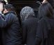 Madonna, bien cachée sous un châle, sort du Centre de la Kabbale le 8 octobre 2011 à New York