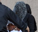 Madonna, bien cachée sous un châle, sort du Centre de la Kabbale le 8 octobre 2011 à New York - ici avec son fils David<br />