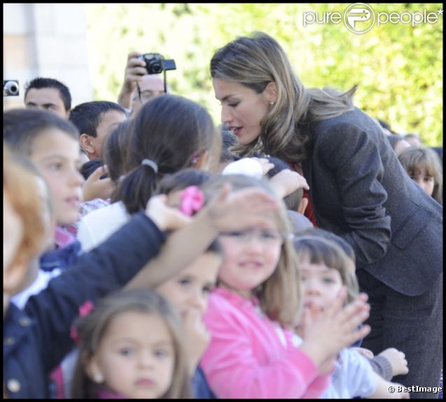 AGENDA DE LOS PRINCIPES DE ASTURIAS - Página 69 716721-felipe-et-letizia-d-espagne-assistent-637x0-2