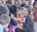 Letizia d'Espagne salue des enfants avec d'assister à une réunion du comité du patrimoine mondial de l'UNESCO au palais de San Ildefonso le 10 octobre 2011