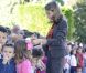 Très à l'aise avec les enfants, Letizia d'Espagne prend un bain de foule avec d'assister à une réunion du comité du patrimoine mondial de l'UNESCO au palais de San Ildefonso le 10 octobre 2011