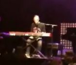 Jean-Jacques Goldman chante  Border song  d'Elton John, à L'Olympia, le 15 mai 2011.