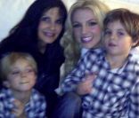 Britney Spears pose avec ses enfants, Sean Preston et Jayden James, et sa maman, Lynne.