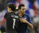 Hugo Lloris et Adil Rami lors du match nul entre la France et la Bosnie le 11 octobre 2011 au Stade de France à Saint-Denis