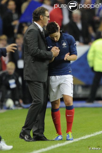 Laurent Blanc et Samir Nasri lors du match nul entre la France et la Bosnie le 11 octobre 2011 au Stade de France à Saint-Denis