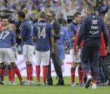 Laurent Blanc félicite ses joueurs lors du match nul entre la France et la Bosnie le 11 octobre 2011 au Stade de France à Saint-Denis