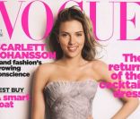C\'est dans une robe Armani Privé que l\'actrice Scarlett Johansson pose en Une du Vogue britannique. Octobre 2006.<br />