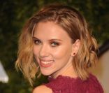 Scarlett Johansson, rayonnante dans sa robe Dolce & Gabbana lors de la soirée des Oscars organisée par le magazine Vanity Fair. Los Angeles, le 27 février 2011.<br />