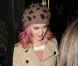 Katy Perry, toujours aussi rose, est accueillie par ses fans à la sortie d'un restaurant. Londres, 13 octobre 2011