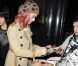 Katy Perry signe des autographes à ses fans à la sortie d'un restaurant. Londres, 13 octobre 2011