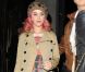 Katy Perry est accueillie par ses fans à la sortie d'un restaurant. Londres, 13 octobre 2011