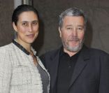 Philippe Starck est devenu papa pour la 5e fois à 62 ans. Avec sa femme Jasmine lui a donné une petite fille prénommé Justice. 