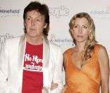Paul McCartney et Heather Mills ont eu une fille ensemble. Le chanteur avait 61 ans quand Beatrice est née. 