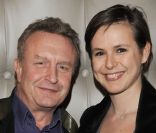 Michel Field et sa compagne Julie Gaouzé. Le journaliste, né en 1954, est papa de quatre enfants dont le dernier a vu le jour en 2010. 