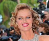 Eva Herzigova très sexy à Cannes