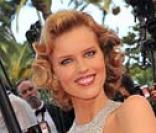 Eva Herzigova très sexy à Cannes