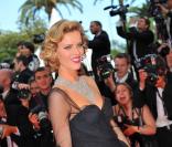 Eva Herzigova très sexy à Cannes
