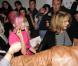 Katy Perry à la sortie du théâtre à Londres, en compagnie de sa belle-mère, la maman de son époux Russell Brand. Le 17 octobre 2011