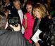 Katy Perry a fait sensation à la sortie du théâtre à Londres, en compagnie de sa belle-mère, la maman de son époux Russell Brand. Le 17 octobre 2011