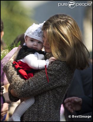 Letizia d'Espagne avec une petite fille de San Tirso de Abres, élu "meilleur village des Asturies 2011", le 22 octobre 2011