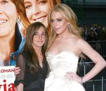 <p>Ali Lohan avec sa soeur Lindsay en mai 2007.</p>