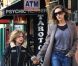 Sarah Jessica Parker se moque de son look dans les rues de New York avec son fils James. Le 24 octobre 2011