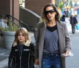 Carton rouge niveau look pour Sarah Jessica Parker dans les rues de New York avec son fils James. Le 24 octobre 2011