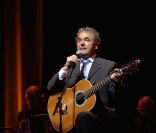 Pierre Perret fête ses 50 ans de carrière sur la scène de l'Olympia, à Paris, le 26 octobre 2006. 