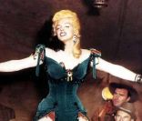 La robe saloon de Marilyn Monroe dans <em>La Rivière sans retour </em>d\'Otto Preminger, en 1954, s\'est vendue 516 000 dollars lors de la vente aux enchères <em>Legends</em>, 2011.