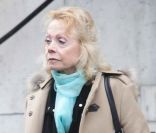 Isabelle Aubret aux obsèques de Roland Hubert, à Paris, le 18 octobre 2011.