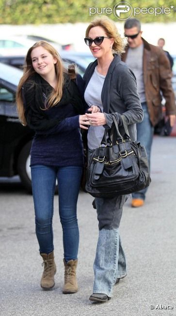 Melanie Griffith s'amuse avec Stella Banderas, devant Antonio Banderas à Los Angeles, le 24 octobre 2011.