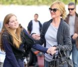 Melanie Griffith taquine Stella Banderas à Los Angeles, le 24 octobre 2011.