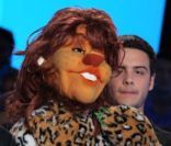 Le drôle Jean Roucas et les marionnettes dans l'émission Vendredi sur un plateau !, diffusée le 28 octobre 2011 sur France 3