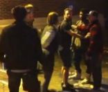 Usher, agressé par une femme très en colère à cause d'une place de parking.