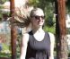 Amanda Seyfried : sublime et souriante lorsqu'elle fait un footing avec son chien et son coach sportif dans les rues de Hollywood le 28 octobre 2011