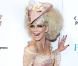 AnnaLynne McCord, déguisée en Marie-Antoinette sexy et moderne, montre avec fierté ses semelles rouges. Las Vegas, le 28 octobre 2011.