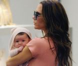 Victoria Beckham fait du shopping avec Harper à New York en septembre 2011<br />