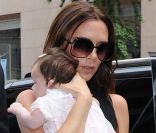 Victoria Beckham en septembre 2011 avec sa fille Harper à New York <br />