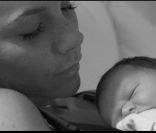 Victoria Beckham et sa première fille Harper en juillet 2011