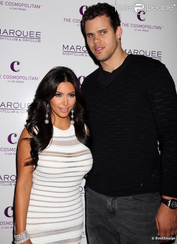 Kim Kardashian et Kris Humphries lors de l'anniversaire de Kim au Marquee à Las Vegas en octobre 2011