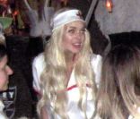 Lindsay Lohan fête Halloween au Forever Cemetary, à Los Angeles, le 31 octobre 2011.
