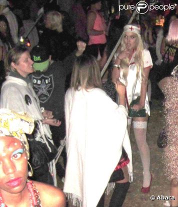Lindsay Lohan fête Halloween au Forever Cemetary, à Los Angeles, le 31 octobre 2011.