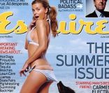 Carmen Electra, attaquée par un chien aux intentions pas très saines pour le magazine Esquire. Juin 2004. 