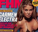 Carmen Electra, sexy à souhait dans son bikini pour faire la Une de FHM. Août 2003. 