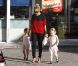 Avec sa fillette Harlow qui sort de son cours de danse et une camarade de classe, Nicole Richie va prendre un goûter à L.A le 2/11/2011 