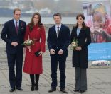 Cérémonie d'accueil à Copenhague. Le prince William et sa femme Catherine étaient à Copenhague le 2 novembre 2011, pour sensibiliser l'opinion à la situation de la Corne de l'Afrique à l'occasion d'une visite en compagnie du prince Frederik et de la princesse Mary du centre d'approvisionnement de l'UNICEF.